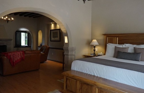 El Marques Bed & Breakfast | Jr Suite at Hacienda Mesón Real de Plata