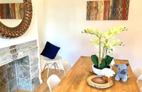 Cambridge House | JUNE GARDENS - Cheerful 3-Bedroom House with Parking on Premises