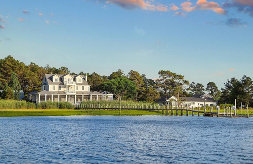 Chincoteague House | June's Retreat - Waterfront; Boat dock!