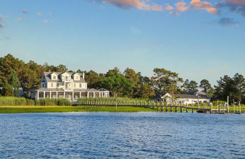 Chincoteague House | June's Retreat - Waterfront; Boat dock!