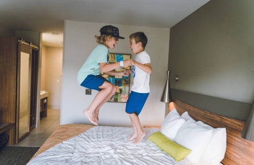 Circleville Hotel | Junior King Ste at The Kartrite Resort and Indoor Waterpark
