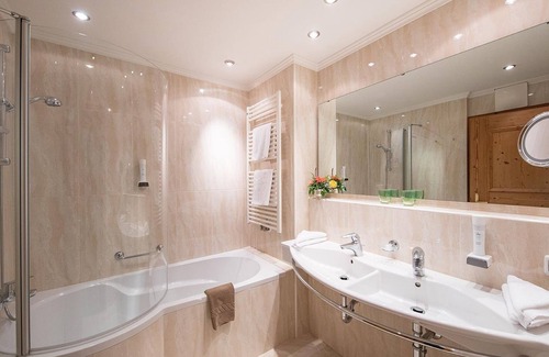 Zell am See Hotel | Junior Suite, shower or bath, WC, living /sleeping room - Zum Hirschen, Hotel