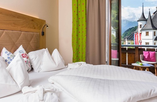 Zell am See Hotel | Junior Suite, shower or bath, WC, living /sleeping room - Zum Hirschen, Hotel