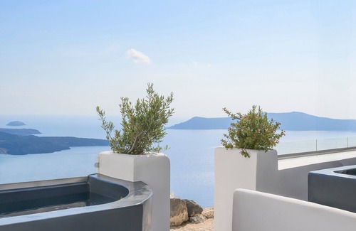 Firostefani House | Junior Suite with Caldera View & Hot Tub