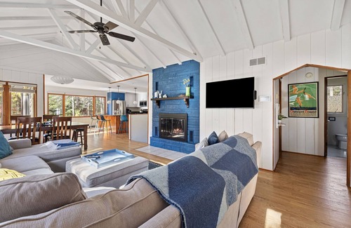 Michiana House | Juniper Presents: Fabulous Vacay Cabin, 2min Walk to Beach+Bikes, Games, Firepit