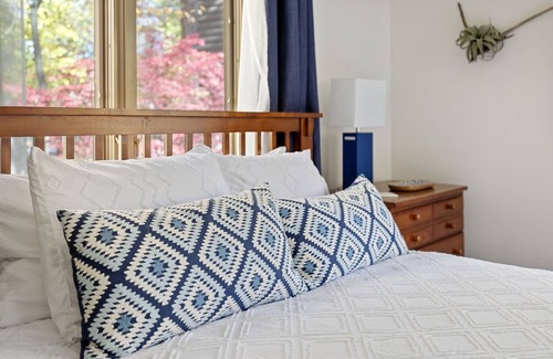 Michiana House | Juniper Presents: Fabulous Vacay Cabin, 2min Walk to Beach+Bikes, Games, Firepit