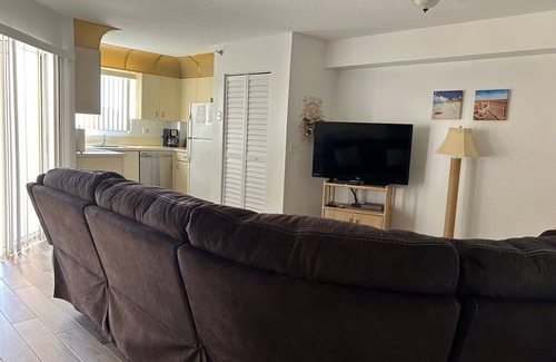 Jupiter Condo | Jupiter Bay E-Walk to Beach/Wifi/Pools/Tennis/Restaurants mid Jan-Mar '26 avail