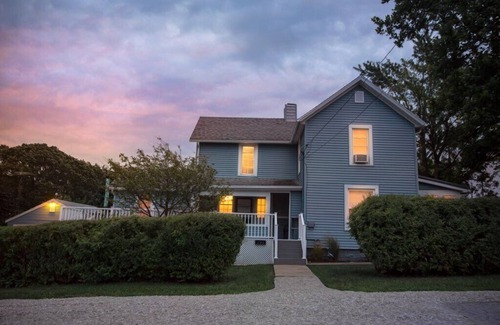Lakeside House | Just a few blocks from Lake Erie! 4 season home with a cozy cottagey feel.