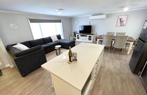 Moonta Bay Apartment | Just About Beachfront - Freshly Renovated - 3 Bedroom Home
