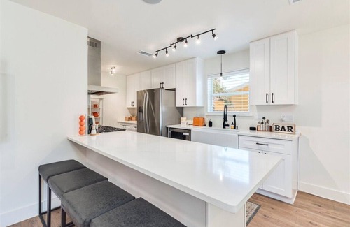 Austin House | Just minutes to dazzling Downtown Austin, Sleeps 10, 3 Full Baths, 2 kitchens