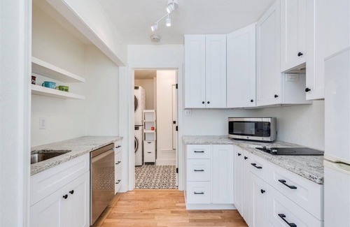 Austin House | Just minutes to dazzling Downtown Austin, Sleeps 10, 3 Full Baths, 2 kitchens
