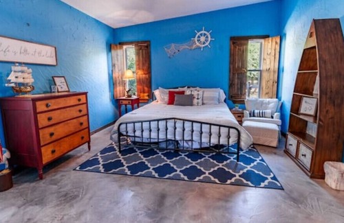 Granbury Cabin | Just Updated! Large Cabin on 4 Acres Near Granbury