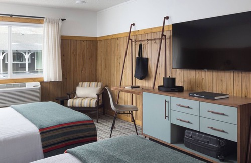Jackson Hotel | Just What You Were Looking For! Onsite Pool, Free Parking, Pets Allowed