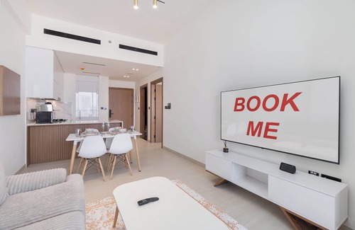 Jumeirah Village Apartment | JVC Apartment sleeps 2 with Private Balcony!
