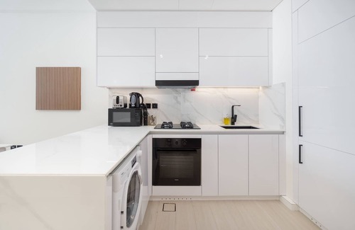 Jumeirah Village Apartment | JVC Apartment sleeps 2 with Private Balcony!