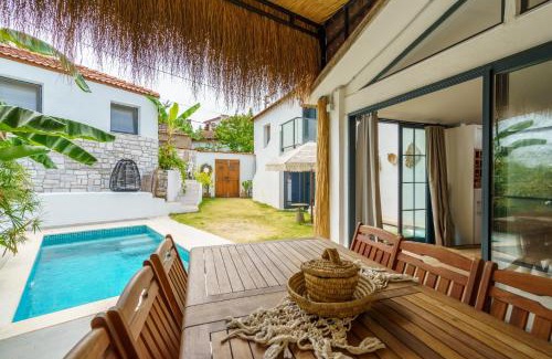 Kirazli Villa | Köy İçinde Zevkle Döşenmiş Özel Havuzlu Lüks Taş Villa