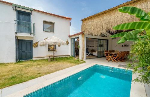 Kirazli Villa | Köy İçinde Zevkle Döşenmiş Özel Havuzlu Lüks Taş Villa