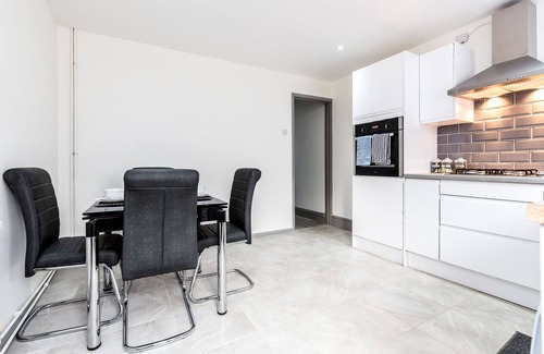 Becontree House | K Suites - Cozy 2 Bedroom with Parking and WiFi