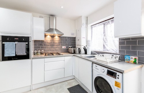 Becontree House | K Suites - Cozy 2 Bedroom with Parking and WiFi