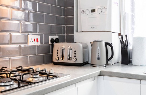 Becontree House | K Suites - Cozy 2 Bedroom with Parking and WiFi