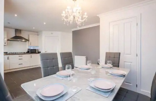Stanford-le-Hope House | K Suites - Spacious 5 Bedroom with Garden and WiFi