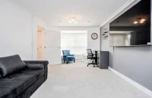 Stanford-le-Hope House | K Suites - Spacious 5 Bedroom with Garden and WiFi
