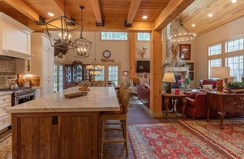 Island Park House | KABINO: NEW build! A/C SmartTVs Chef's Kitchen Spacious WiFi Grill Bill's Island Reservoir Fishing