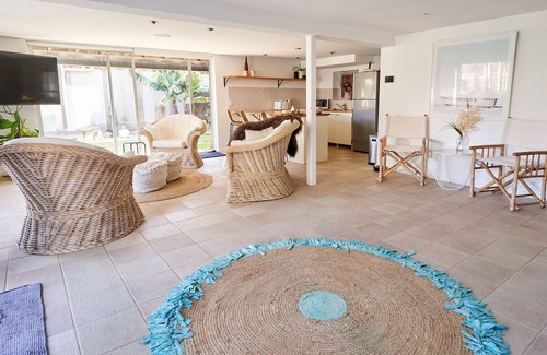 Newport House | Kahakai Poolside on the beach