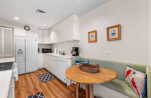 Waialae Iki Condo | Kahala Beachside Villa: Lux Condo w/Pool, Balcony Views & Beach Access
