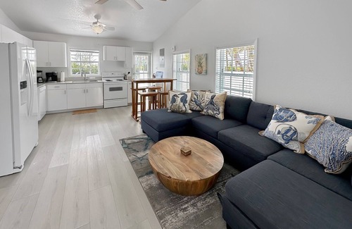 Rum Point House | Kai Baby Waterfront Cottage Private Pool Cabana Kayaks Paddleboards & Bikes!