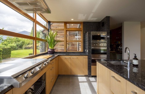 Lower Shotover House | Kaingarua - Large home with hot tub and sauna
