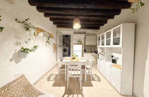 Historic Castle District Apartment | Kalma - Hidden Gem in the Heart of Cagliari with Green Sardinian Charm