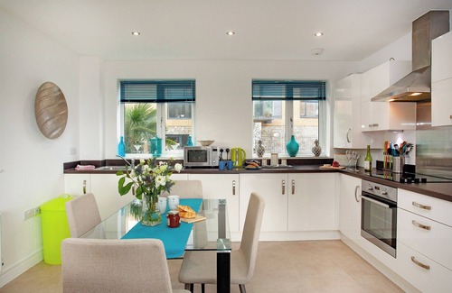 Saint Austell Bay Cottage | Kamal boasts sea views and access to a private beach just a few minutes’ walk.