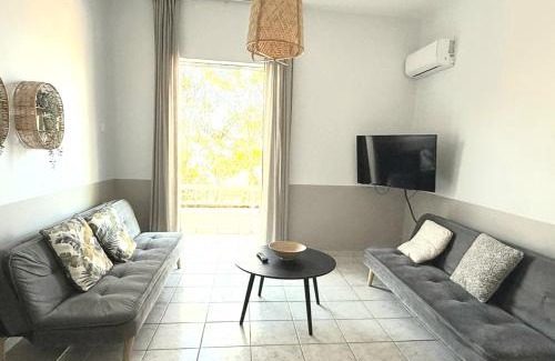 Mikri Mantineia Apartment | Kamari Apartments seafront