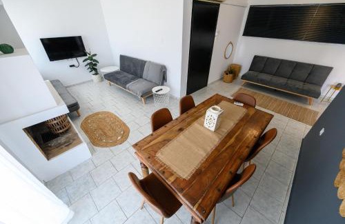 Mikri Mantineia Apartment | Kamari Apartments seafront