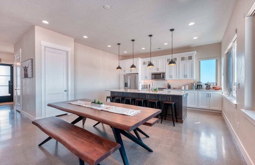 Kanab House | Kanab Vacation Home with Private Pool, Hot Tub, Pickleball and Basketball courts