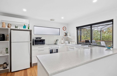 Anglesea House | Kanga Beach House, just moments from the beach and golf course