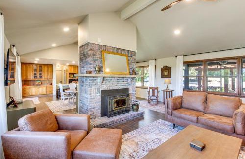 Manhattan House | Kansas Gem with Fire Pit and Views 10 Mi to Dtwn!