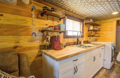 Cullman Cabin | Karagan Cottage is less a mile from Smith Lake Park and the Zipline's.