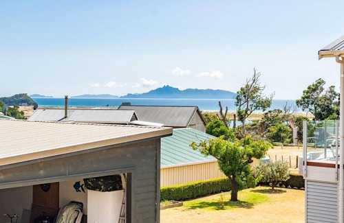 Mangawhai Heads House | Karibu - Large sunny home plus sleepout with views in great central location