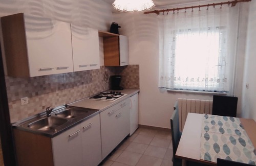 Mali Maj Apartment | Karmen Apartment, 500 m to the sea, 4 people, free WiFi, balcony, parking