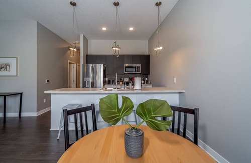 Downtown Des Moines Apartment | Kasa | Full Kitchen + Self Check-In | Des Moines