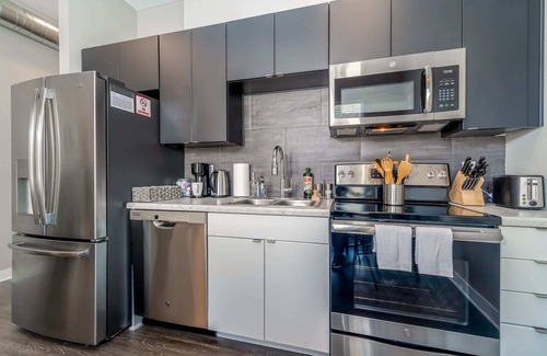 Downtown Des Moines Apartment | Kasa | Full Kitchen + Self Check-In | Des Moines