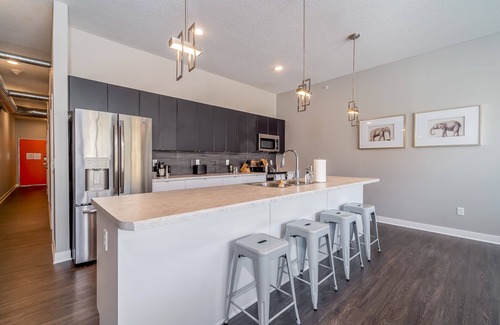 Downtown Des Moines Apartment | Kasa | Inviting 2BD + Walk to Dining | Des Moines