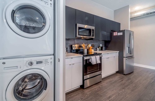 Downtown Des Moines Apartment | Kasa | Inviting 2BD + Walk to Dining | Des Moines