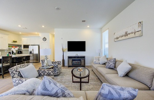 Katy House | Katy Family Oasis, 4BR Home w/Lagoon & Backyard!