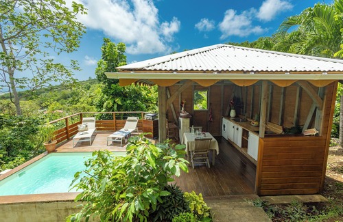 Le Marin Cottage | Kay pirina: romantic lodge with pool and sea view