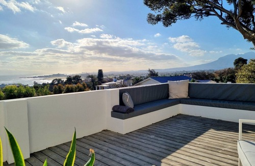 Gordons Bay Central Cottage | Kaya Moya, Sleeps 2, Modern and central with sea view