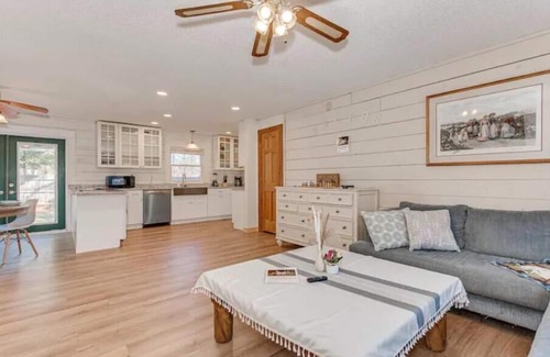 Mayhew Cabin | Kayak~Paddleboard~Dock~Mini Golf~Hot Tub~Games