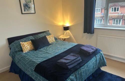Horsham House | KB51 Charming 2 bed house in Horsham, pets very welcome and long stays with easy access to London, Brighton and Gatwick